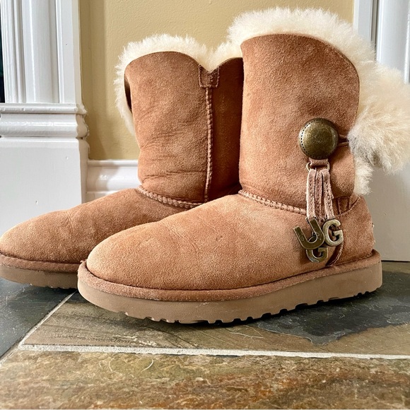 UGG Bailey Button~UGG Charms•5•Chestnut•Shearling Lined Boots From UGG Australia - Picture 7 of 12
